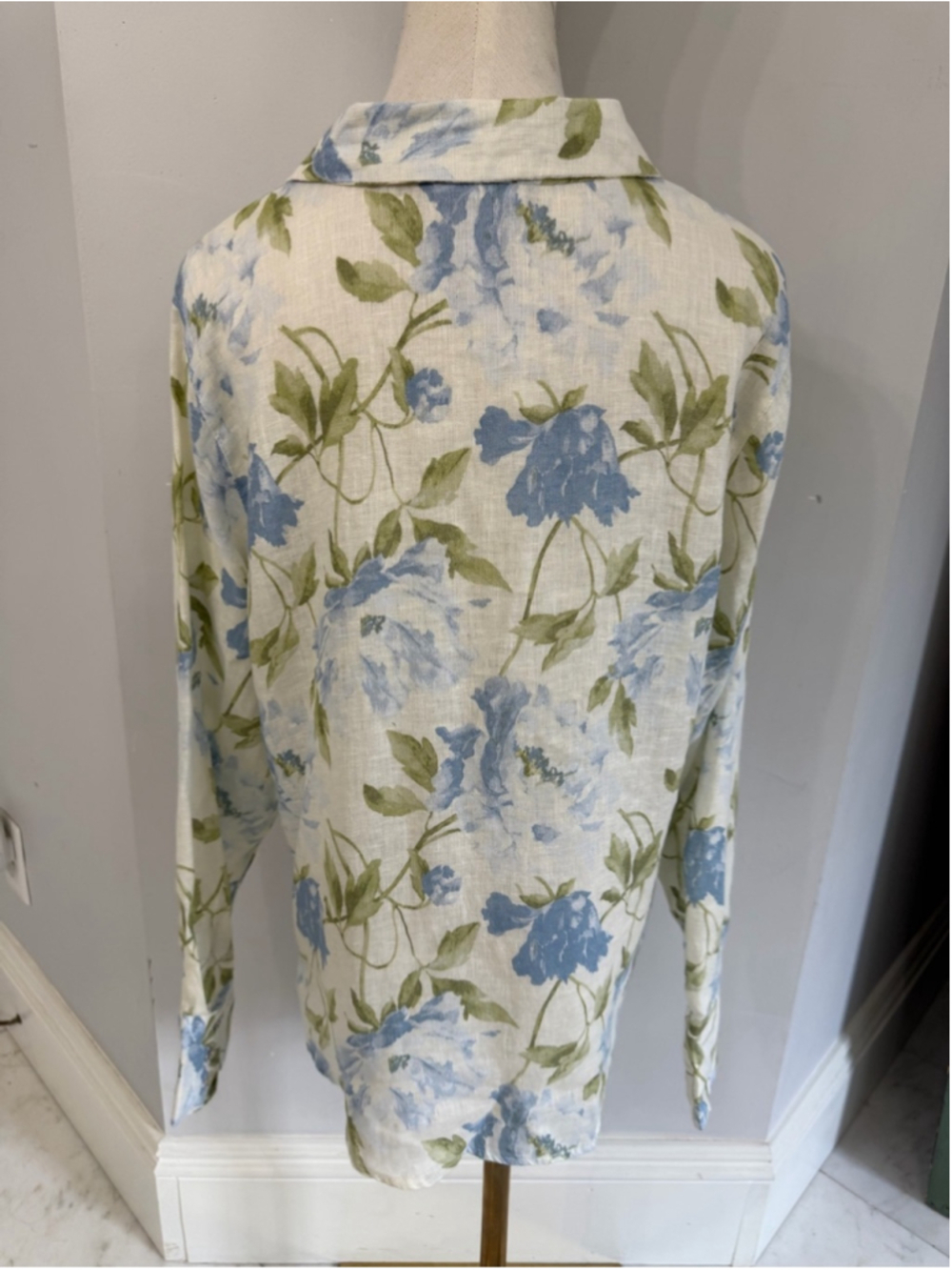 Laura Ashley Women’s Size Medium 100% linen blue floral printed button up blouse - Picture 3 of 6
